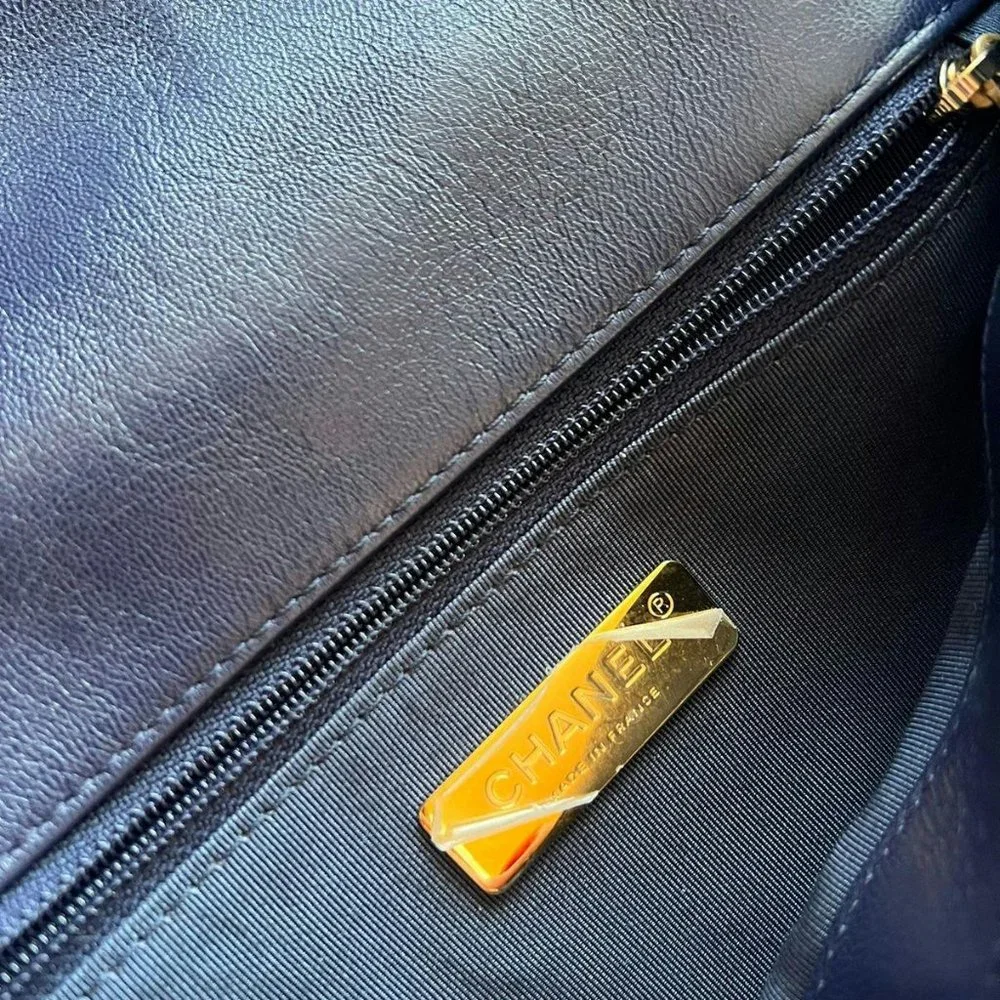 Chanel 19 small lambskin bag - Picture 3 of 8